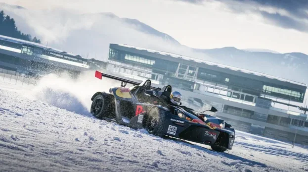 Sportovní vůz při zimním driving eventu na sněhu