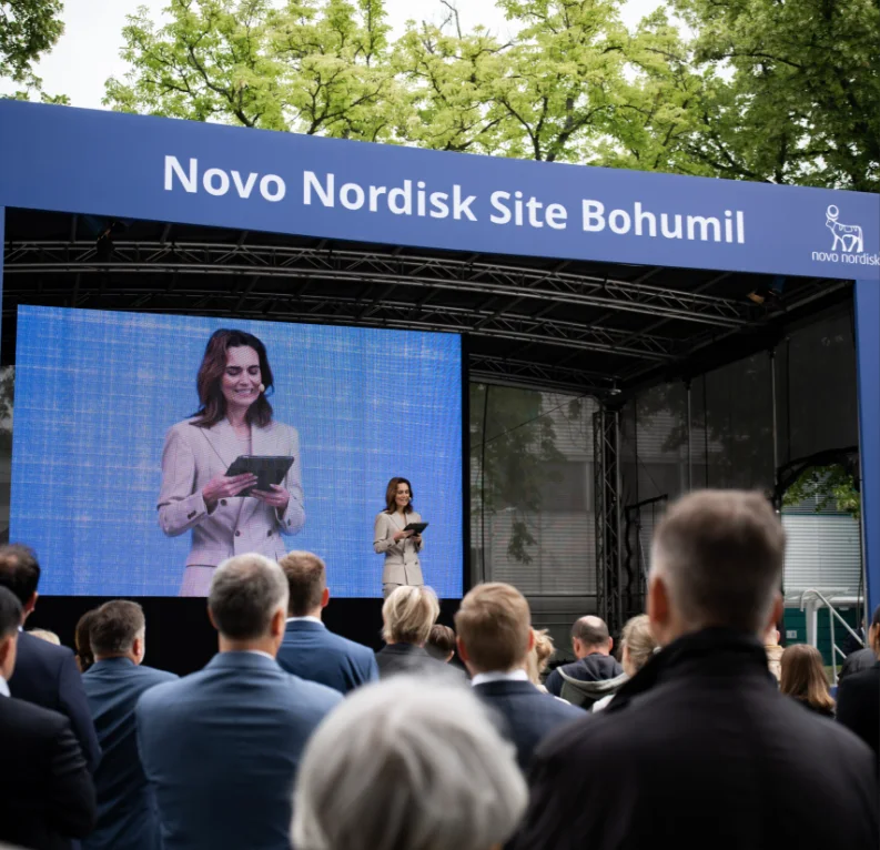 Slavnostní otevření závodu Novo Nordisk v Bohumili s venkovním pódiem